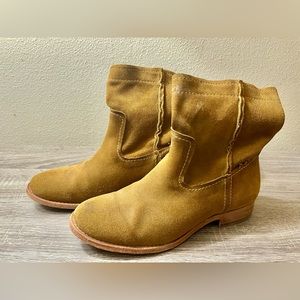 Frye Size 7 Cara Suede Leather Short Ankle Pull On Boots Wheat Brown